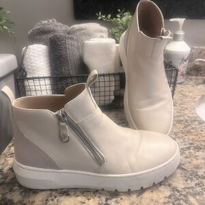Stylish VIONIC Cream Ankle Booties with Zipper Size 7